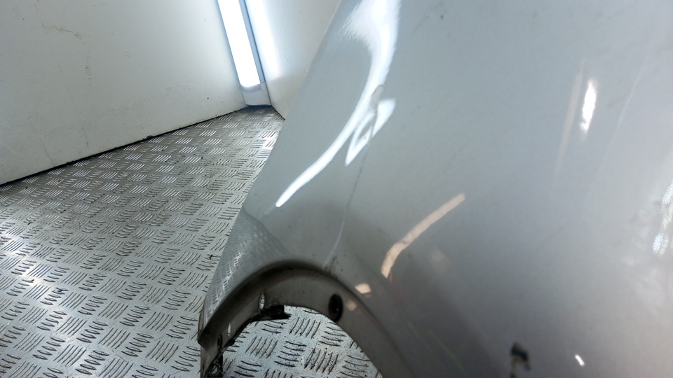 Крыло переднее правое