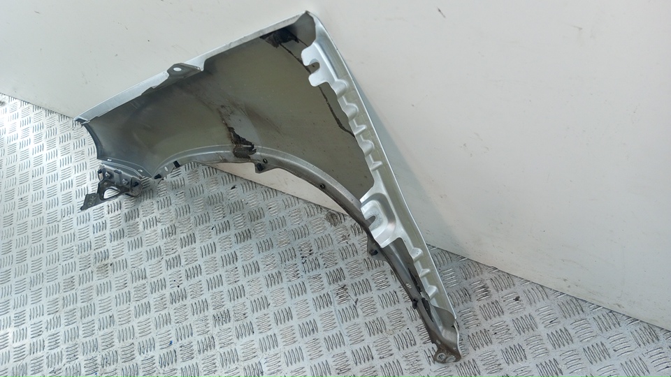 Крыло переднее правое