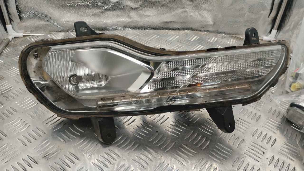 Фара противотуманная правая