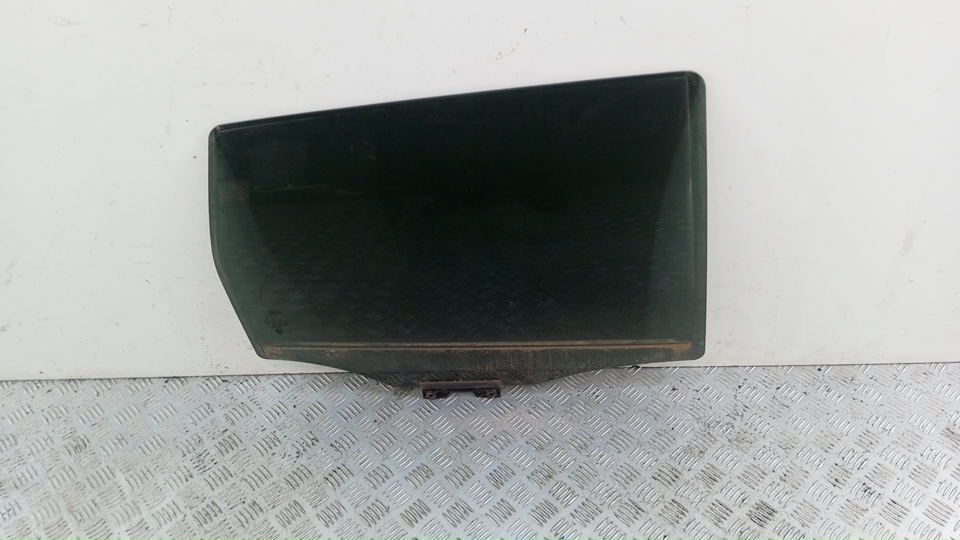 Стекло двери задней правой