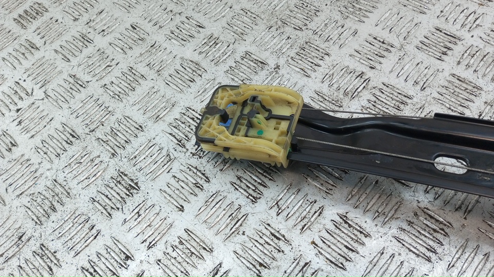 Стеклоподъемник электр. задний правый