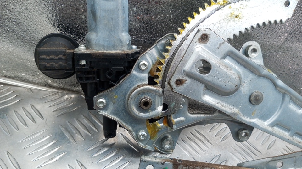 Стеклоподъемник электр. задний левый