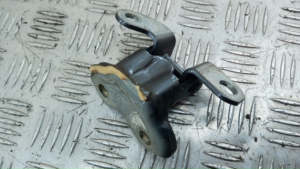 Петля двери задней правой верхняя