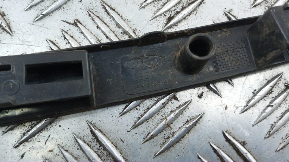 Планка под фару правая