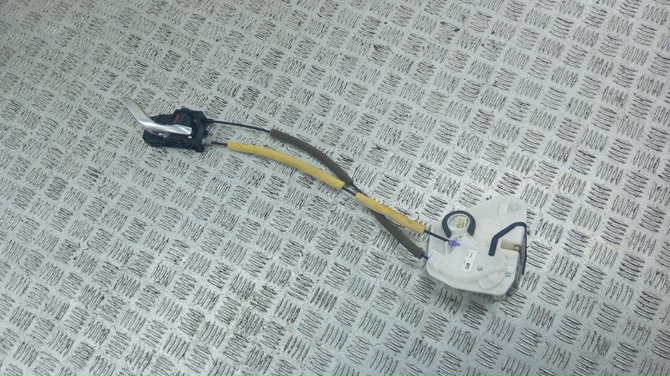 Замок двери передней правой