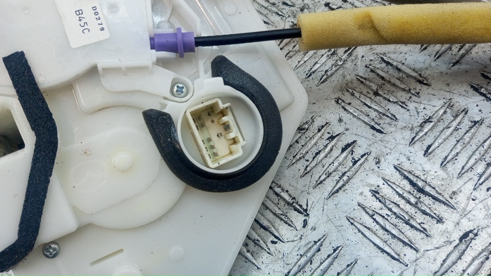 Замок двери передней правой