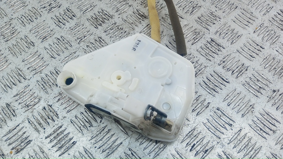 Замок двери передней правой