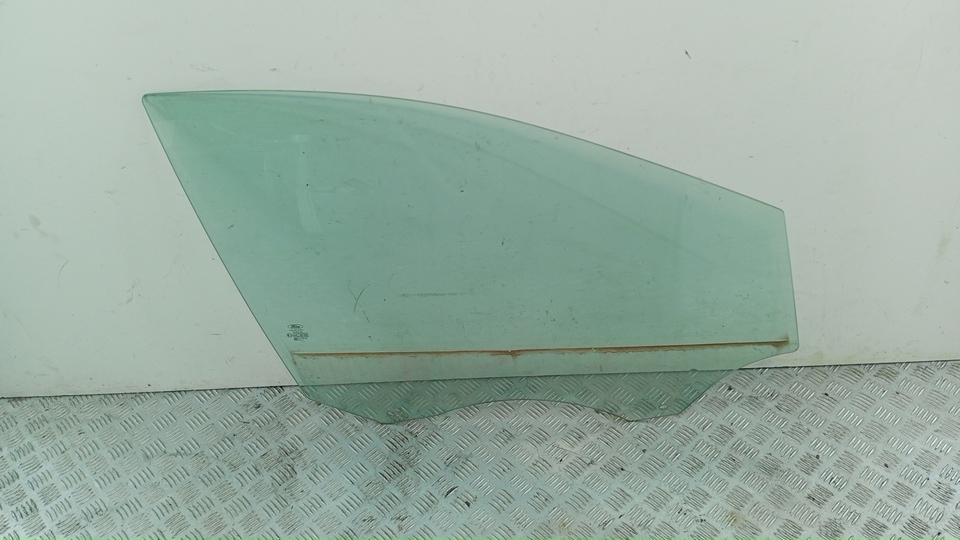 Стекло двери передней правой