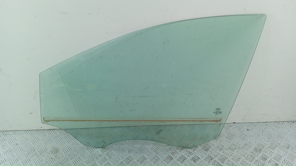 Стекло двери передней левой