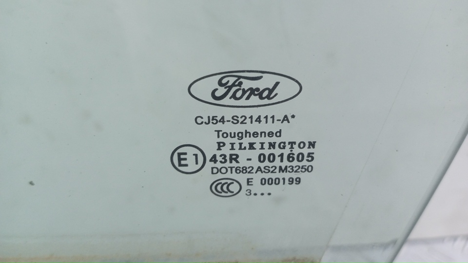 Стекло двери передней левой