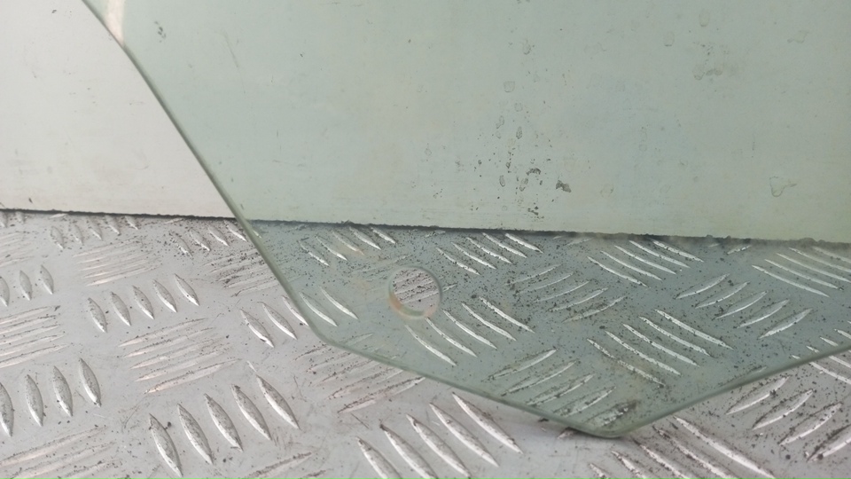 Стекло двери передней левой