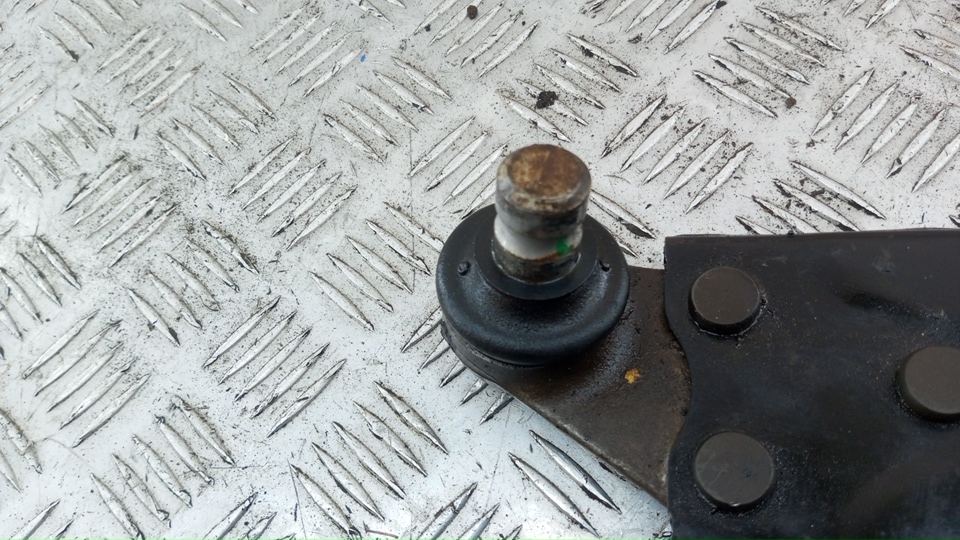 Рычаг передний левый