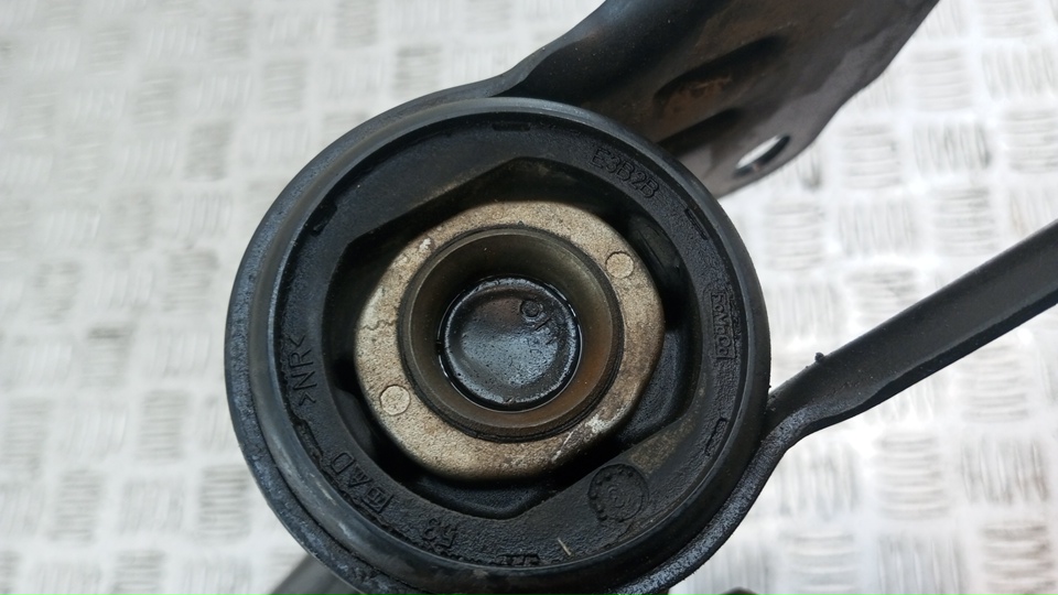 Рычаг передний левый