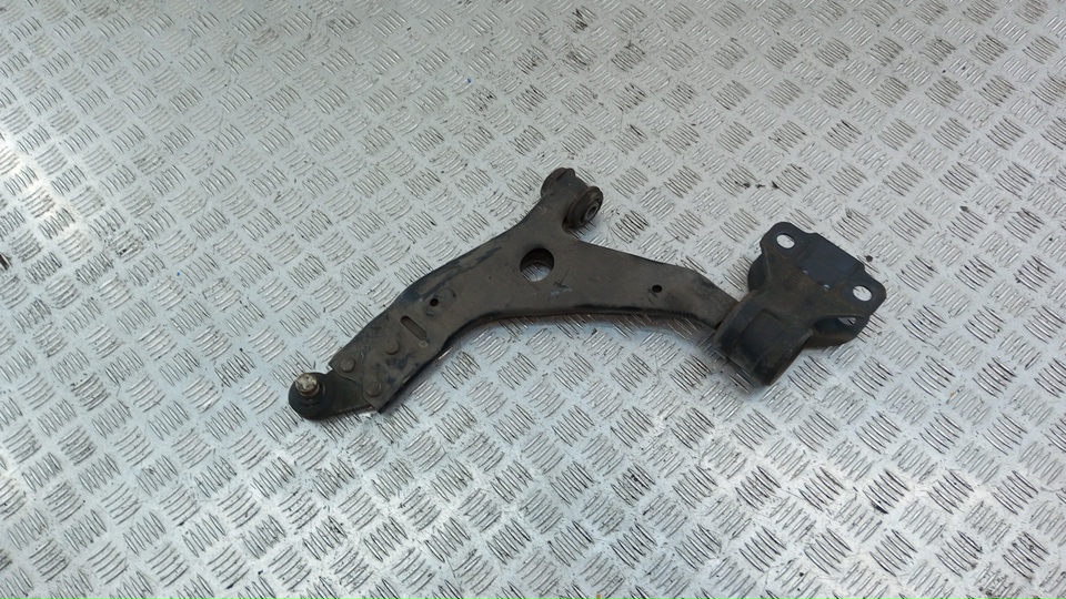 Рычаг передний левый