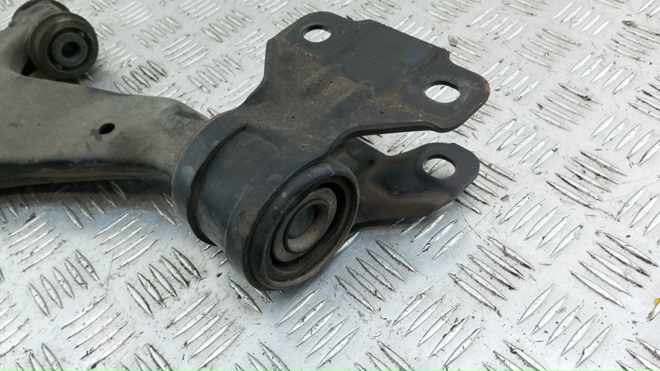 Рычаг передний левый