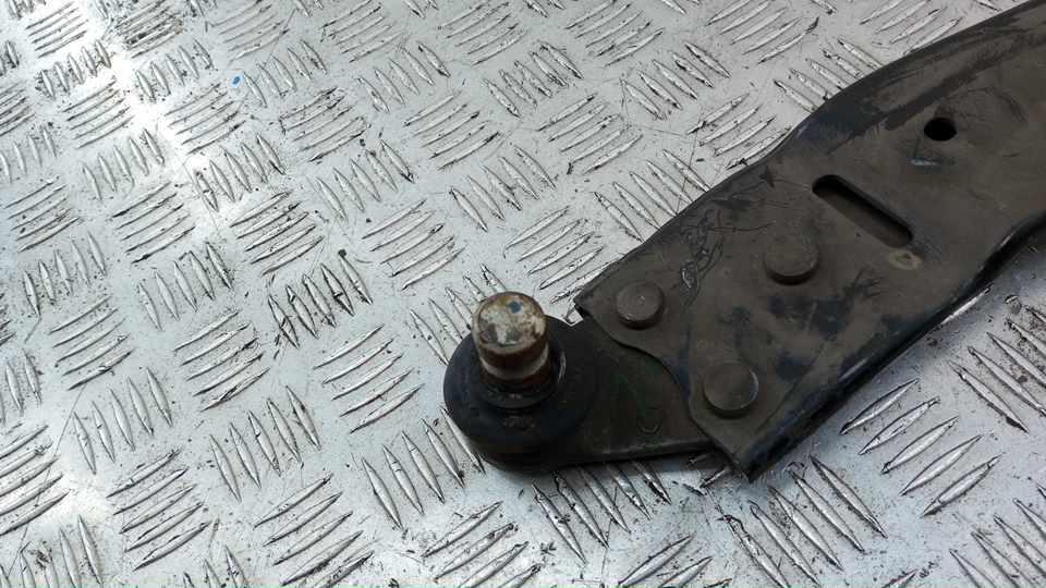 Рычаг передний левый