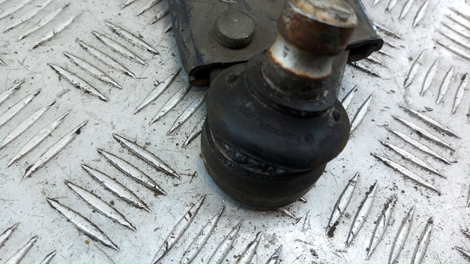 Рычаг передний левый