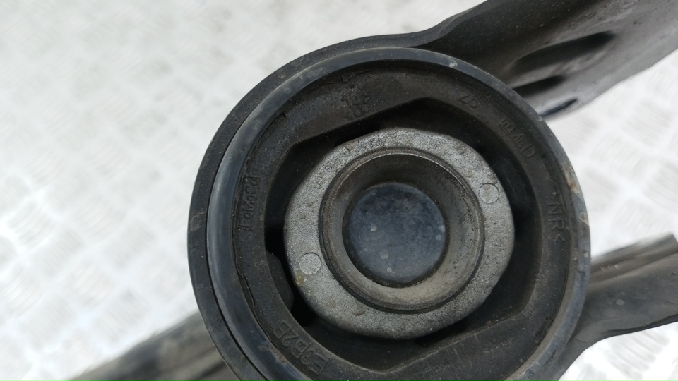 Рычаг передний левый