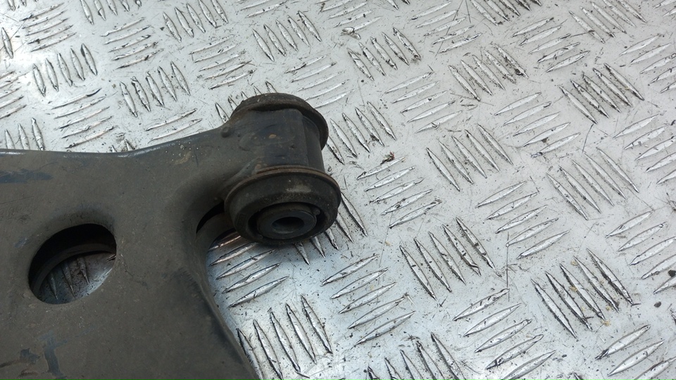 Рычаг передний левый