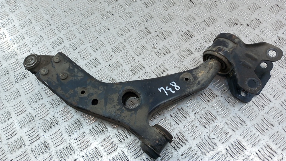 Рычаг передний левый