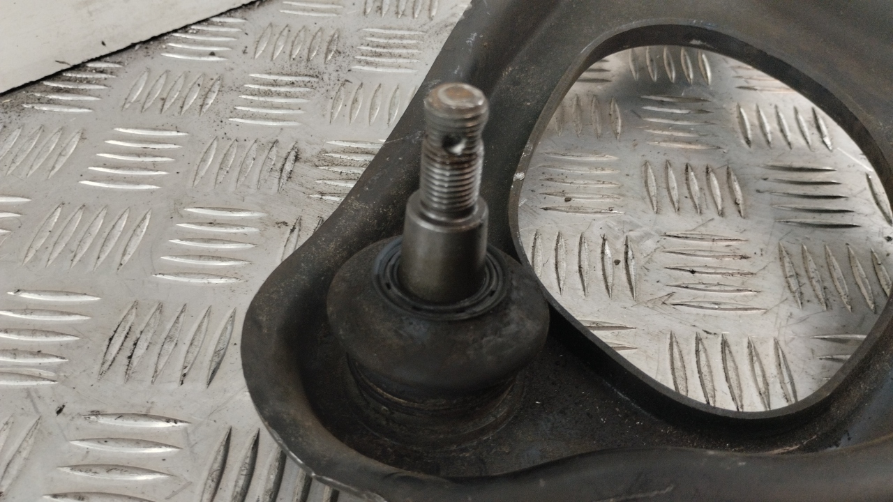 Рычаг задний верхний левый