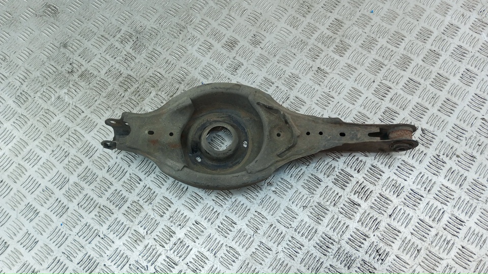 Рычаг задний нижний правый