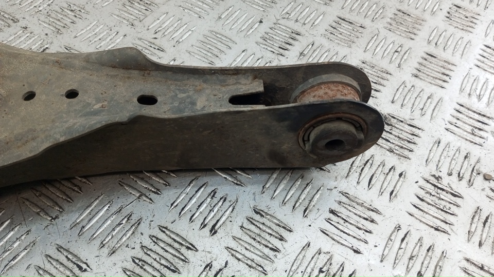 Рычаг задний нижний правый