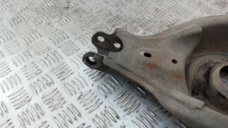 Рычаг задний нижний правый