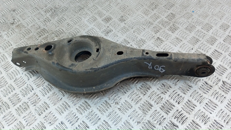 Рычаг задний нижний правый