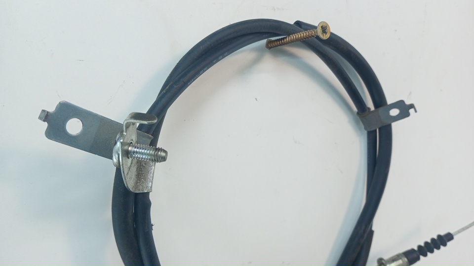 Трос стояночного тормоза левый