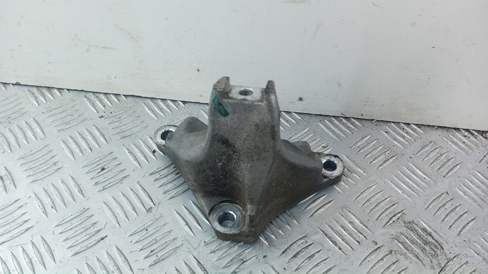 Кронштейн двигателя передний