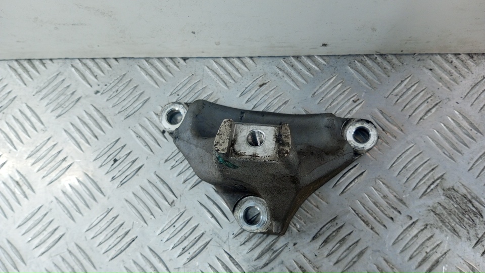 Кронштейн двигателя передний