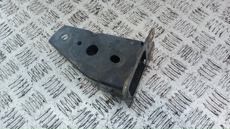 Кронштейн усилителя переднего бампера правый