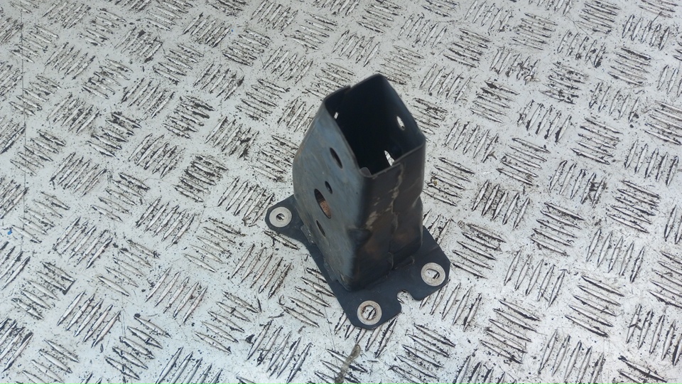 Кронштейн усилителя переднего бампера правый