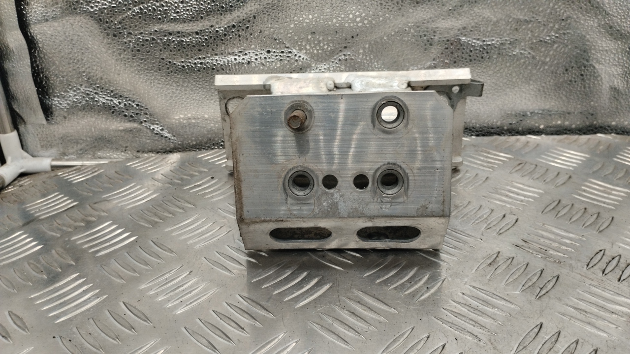 Кронштейн усилителя переднего бампера правый