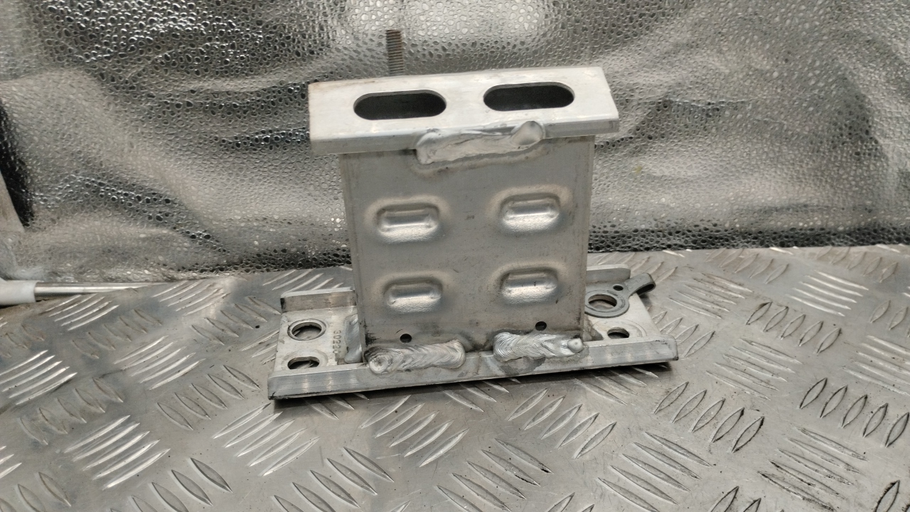 Кронштейн усилителя переднего бампера правый
