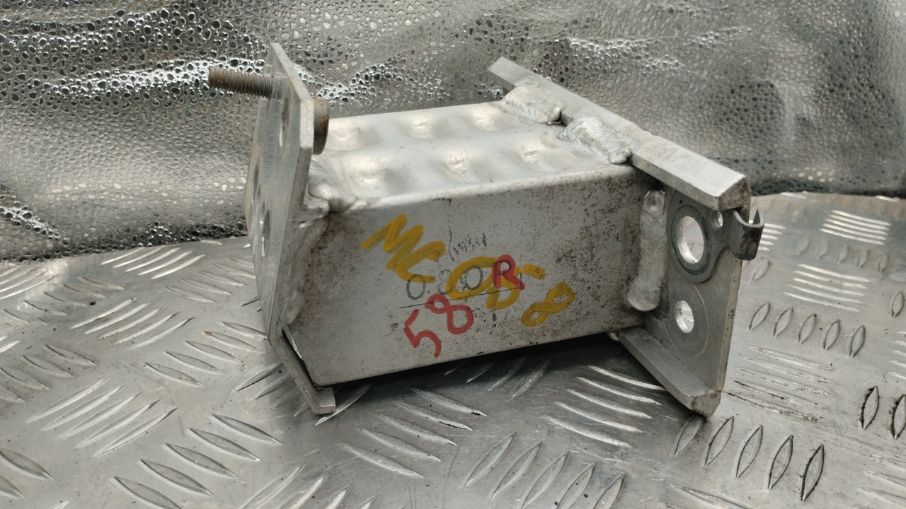 Кронштейн усилителя переднего бампера правый