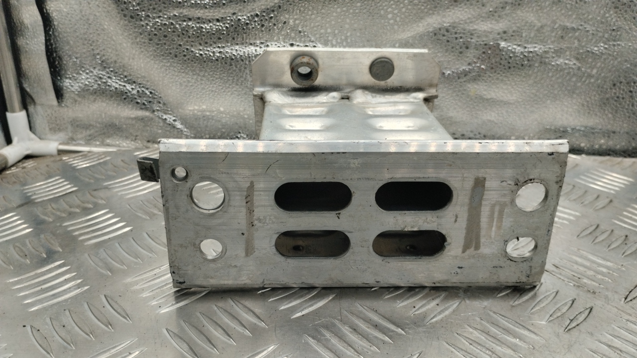 Кронштейн усилителя переднего бампера правый