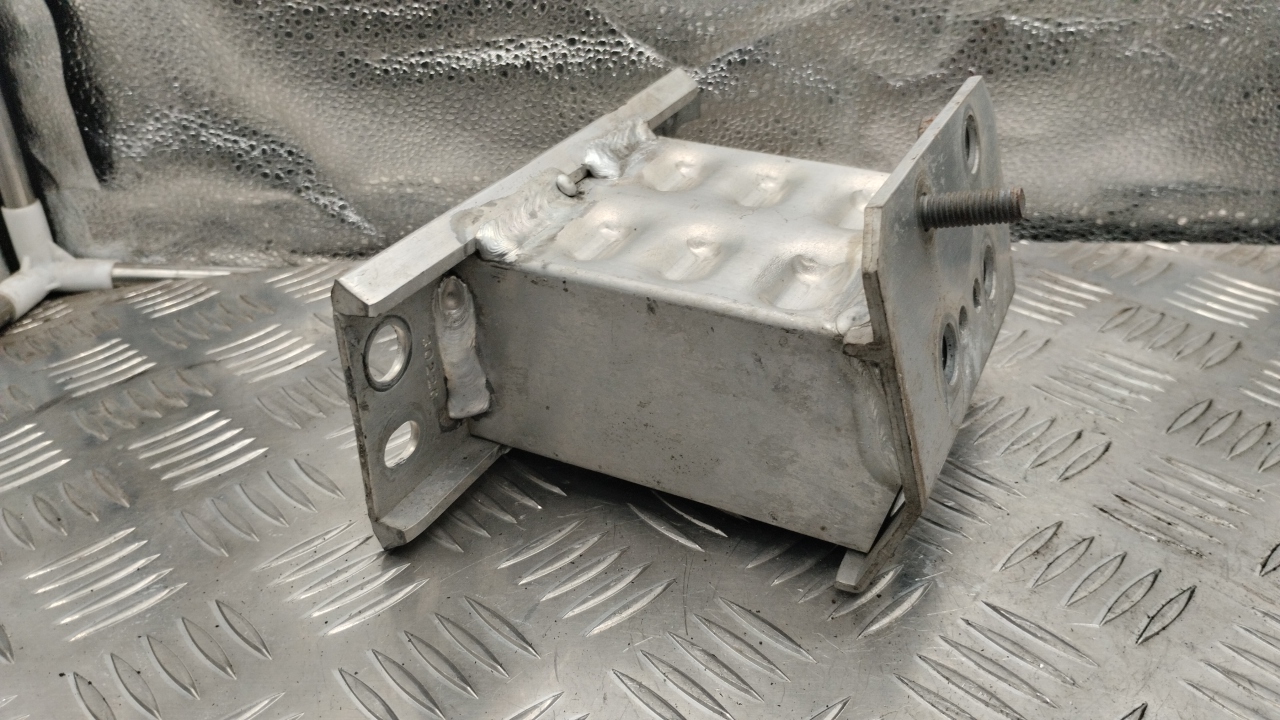 Кронштейн усилителя переднего бампера правый