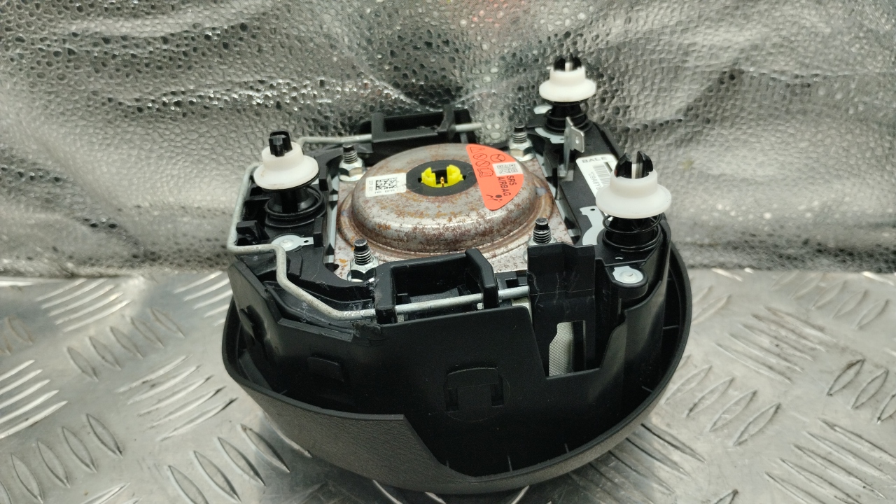 Подушка безопасности в рулевое колесо