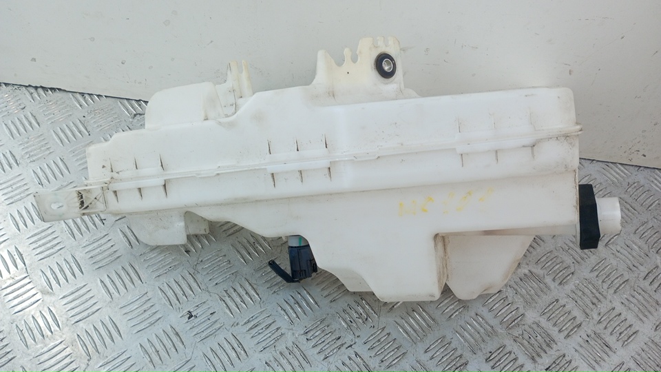 Бачок омывателя лобового стекла