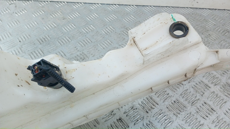 Бачок омывателя лобового стекла