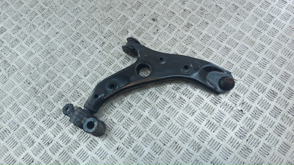 Рычаг передний правый