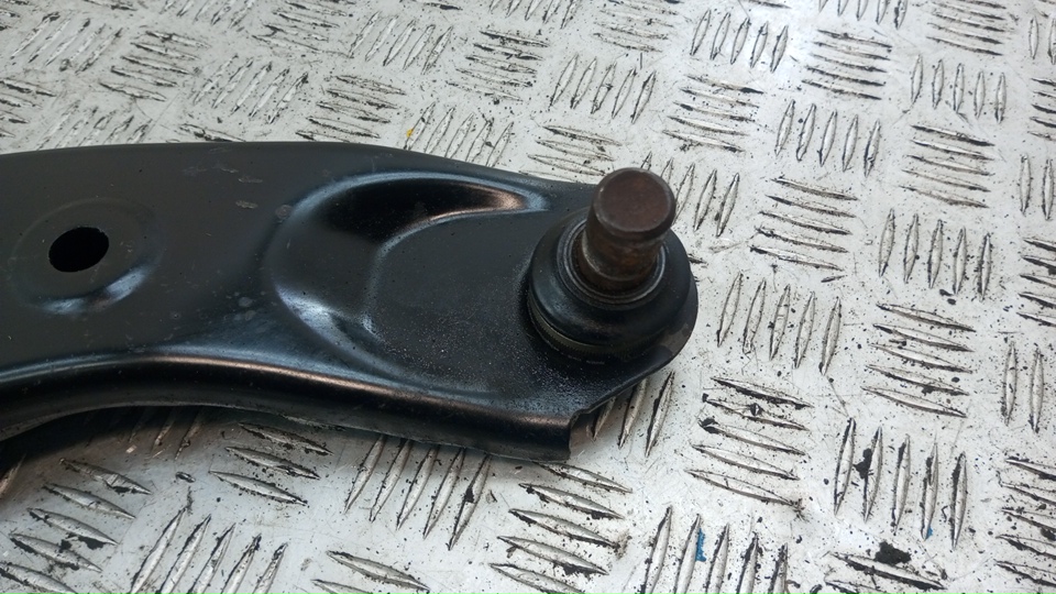 Рычаг передний правый