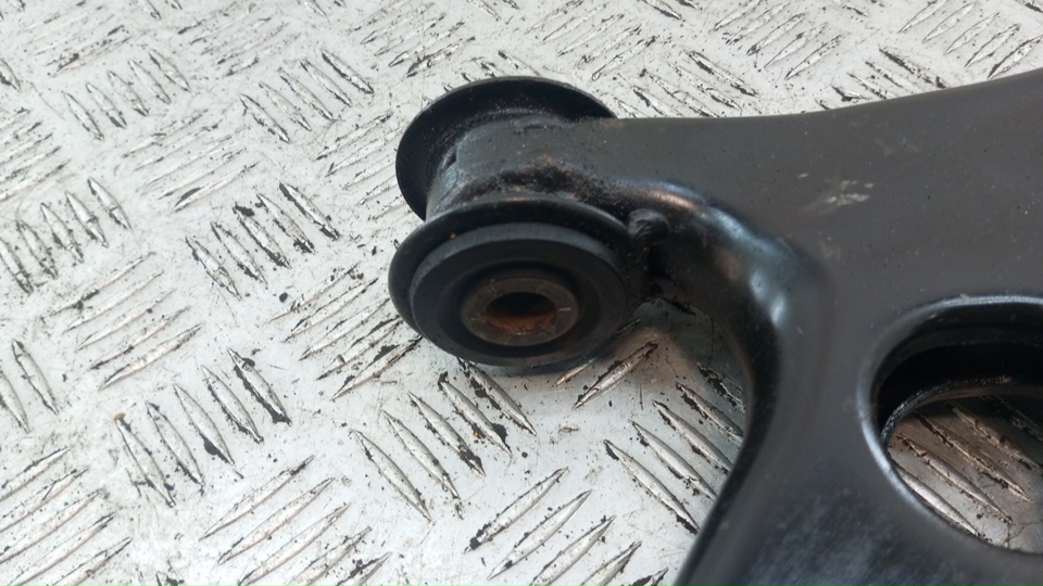 Рычаг передний правый