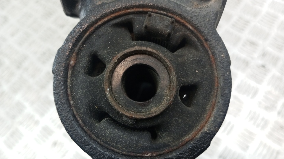 Рычаг передний правый