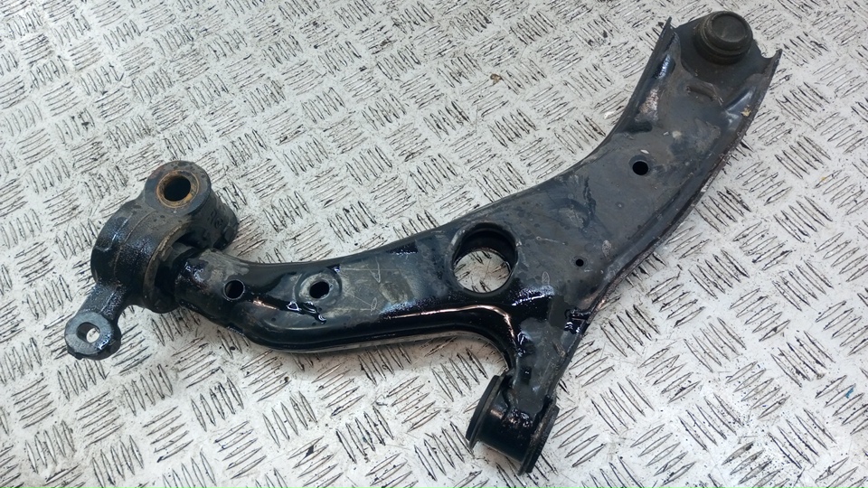 Рычаг передний правый