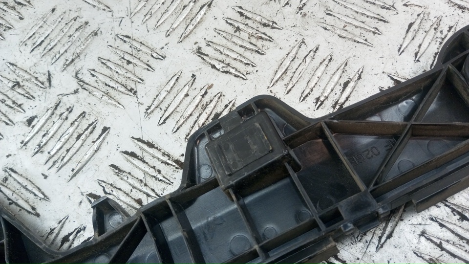 Кронштейн заднего бампера правый