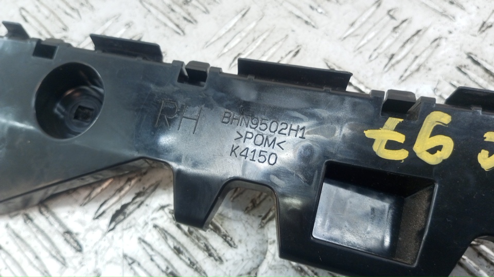 Кронштейн заднего бампера правый