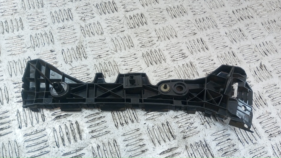 Кронштейн заднего бампера правый